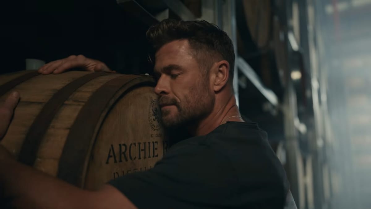 Avec Chris Hemsworth, Archie Rose parodie les publicités de whisky