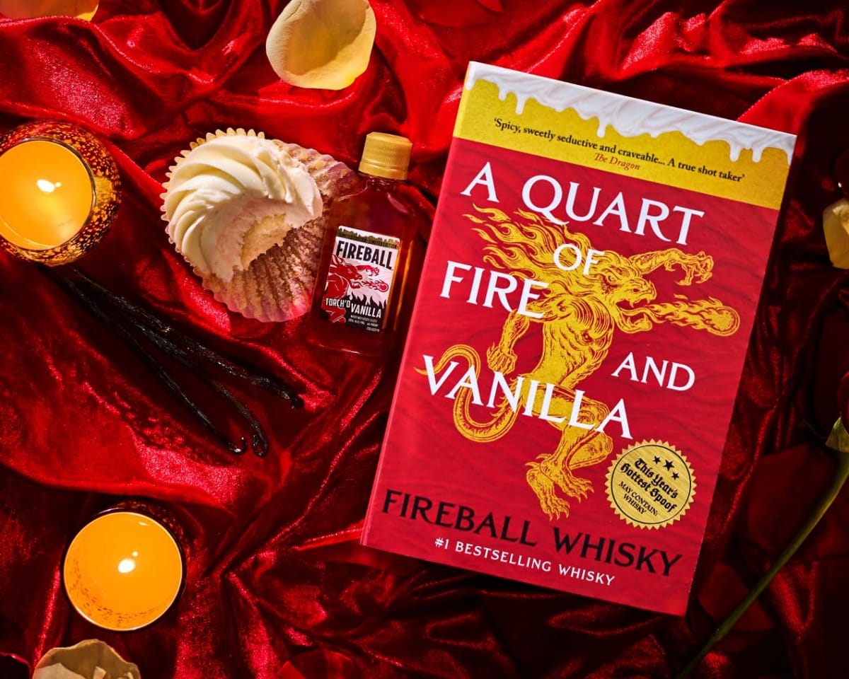 Fireball lance un livre de romantasy qui cache du whisky