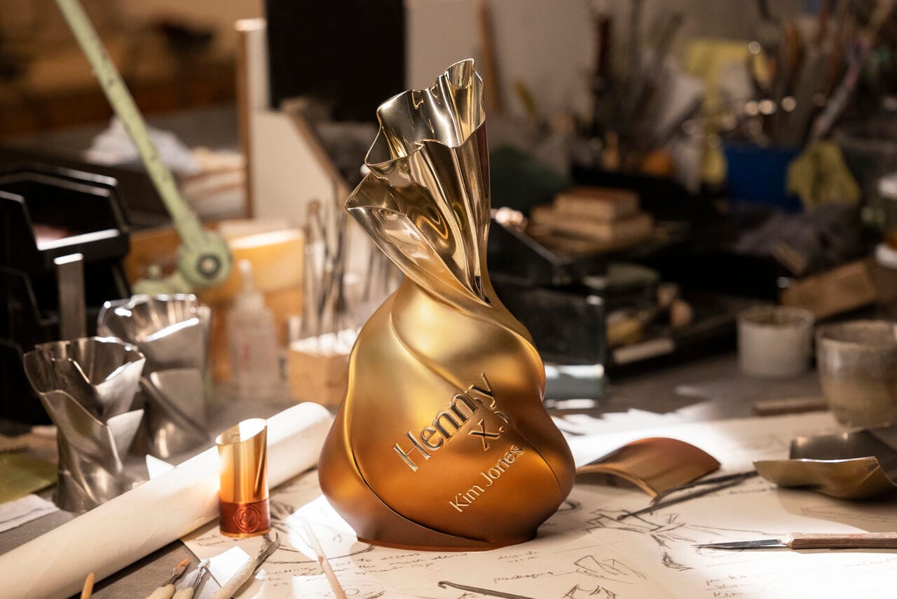 Kim Jones signe deux éditions limitées pour le Cognac Hennessy X.O