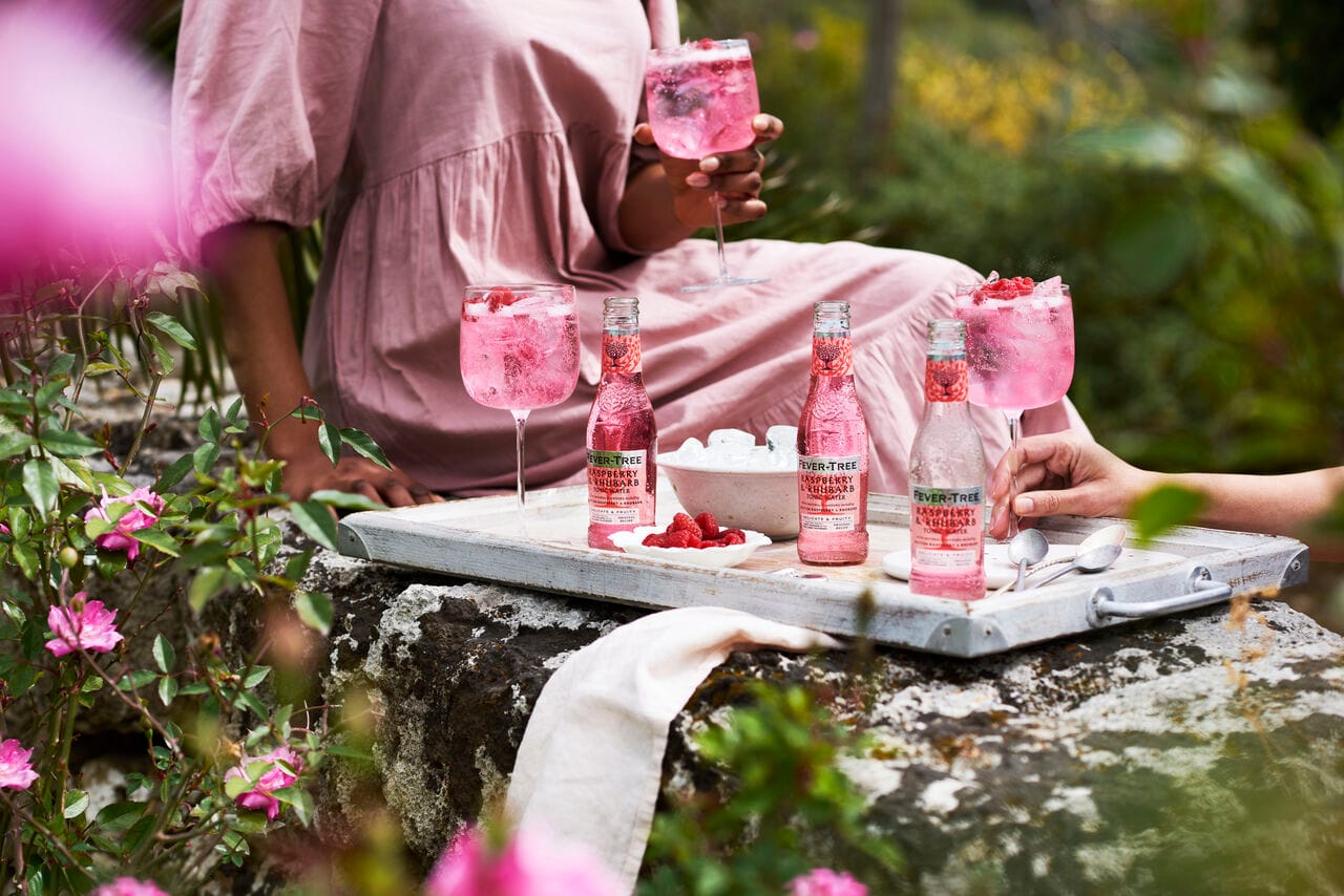 Fever-Tree signe un nouveau mixer rose à souhait : Raspberry & Rhubarb Tonic Water