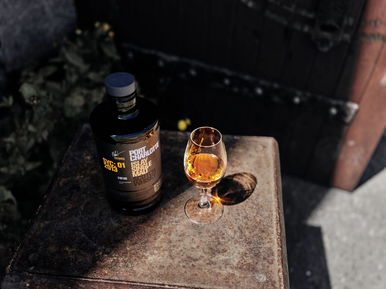 Port Charlotte dévoile SYC:01, un whisky tourbé de 10 ans affiné en fûts de Syrah