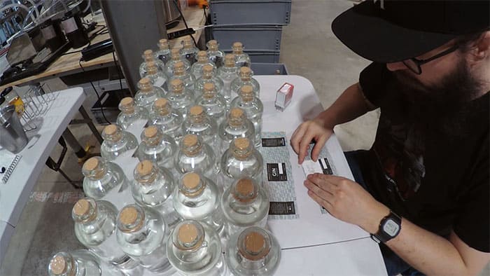Distillation de rhum et étiquetage de gin à Bordeaux Distilling Co.