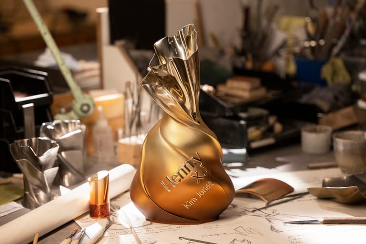 Kim Jones signe deux éditions limitées pour le Cognac Hennessy X.O