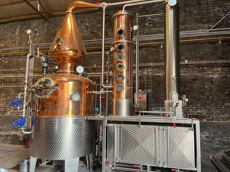 Arrivée du nouvel Alambic à la distillerie de Wambrechies